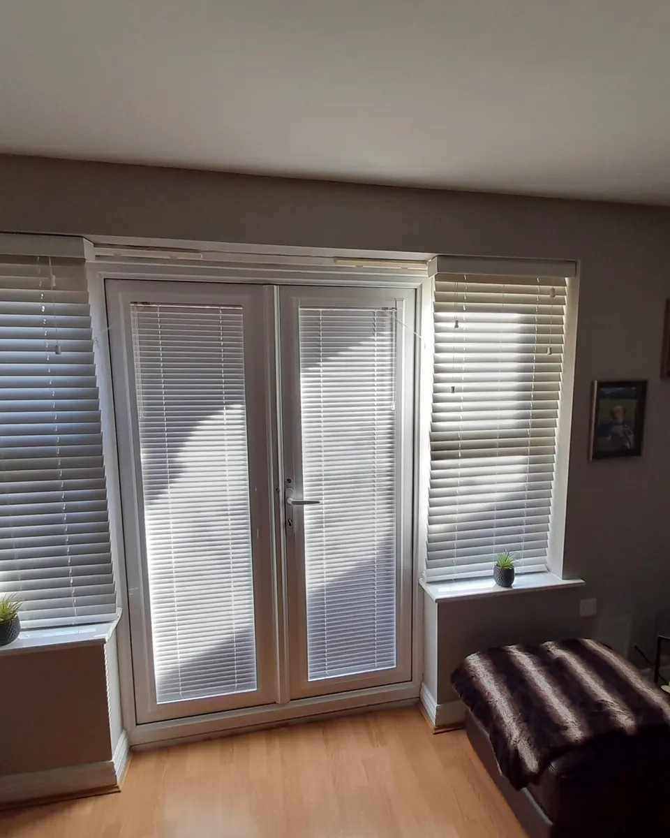 Close view of a frame-fitted blind and its control