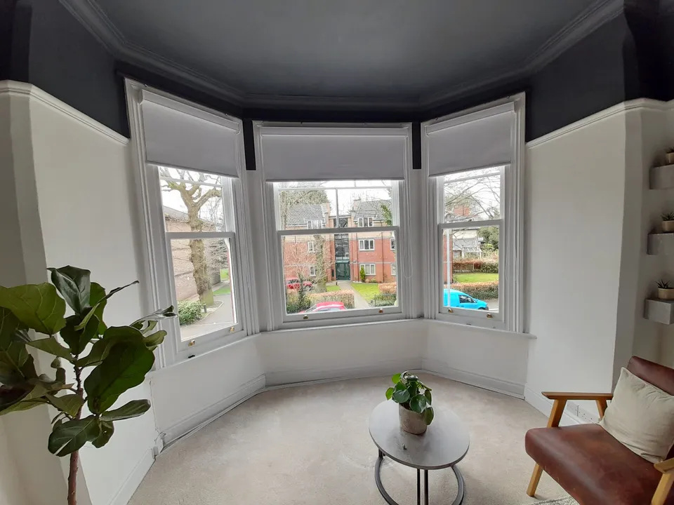 Made-to-measure roller blind fitted to a window