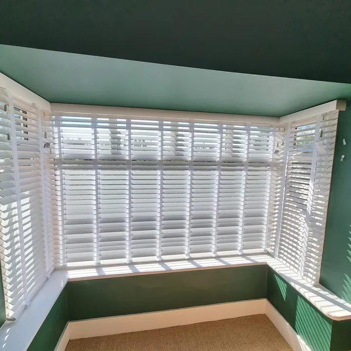 Venetian blind slats controlling daylight and privacy