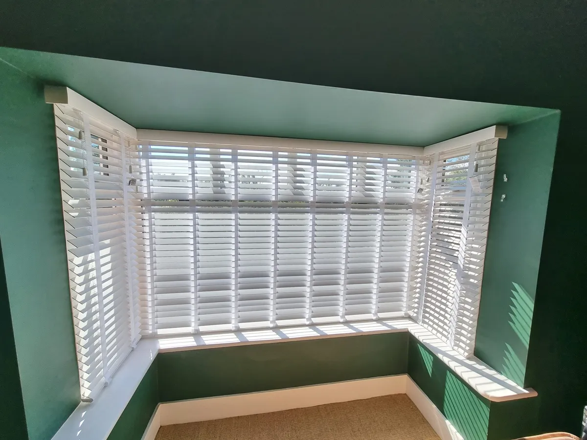 Horizontal Venetian blind slats controlling daylight