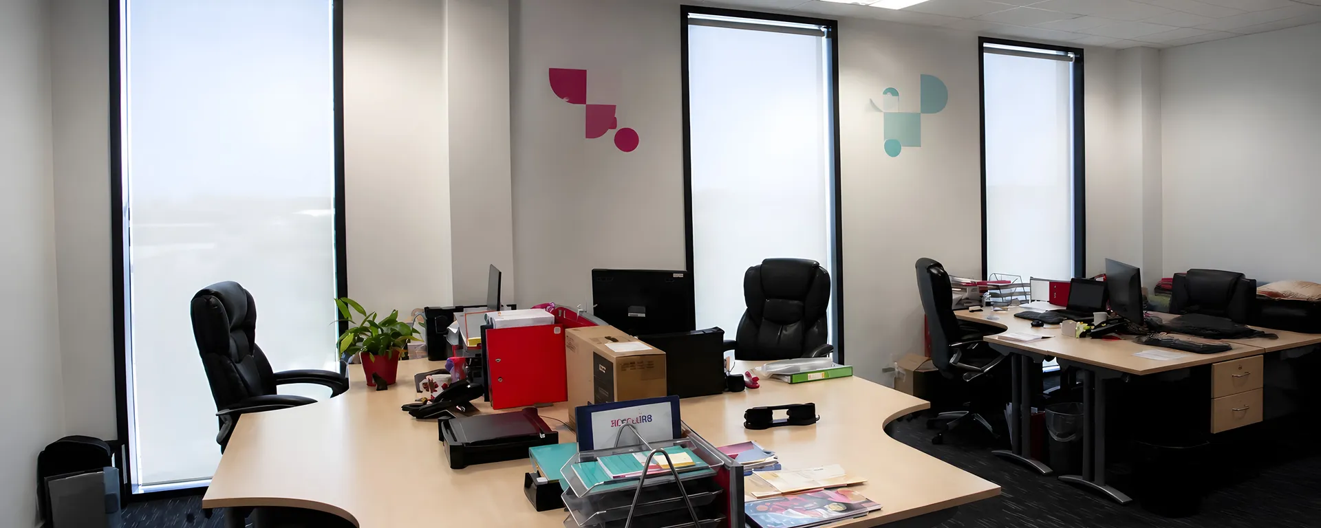 Screen roller blind fitted in an XCellR8 laboratory window