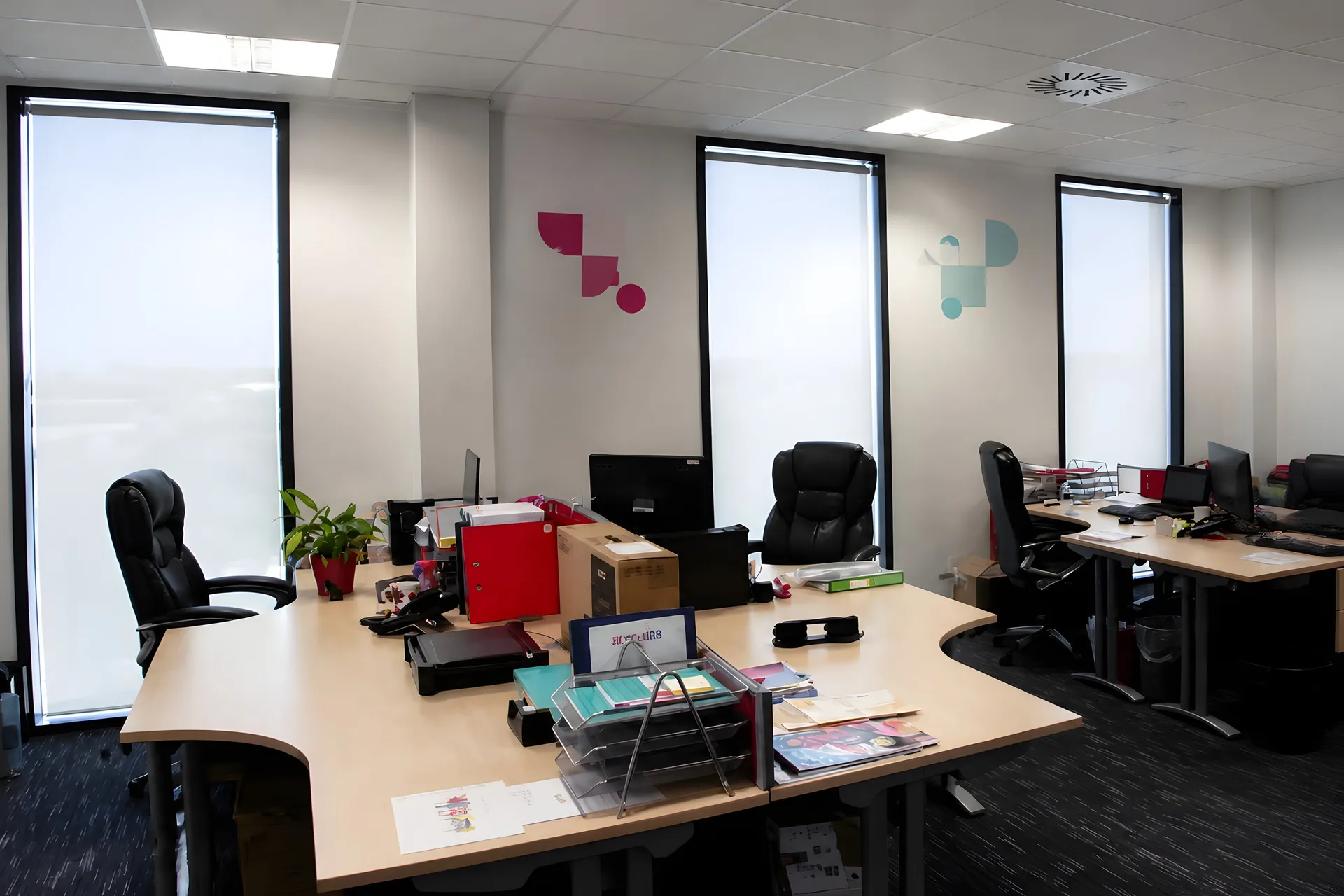 Screen roller blind fitted in an XCellR8 laboratory window