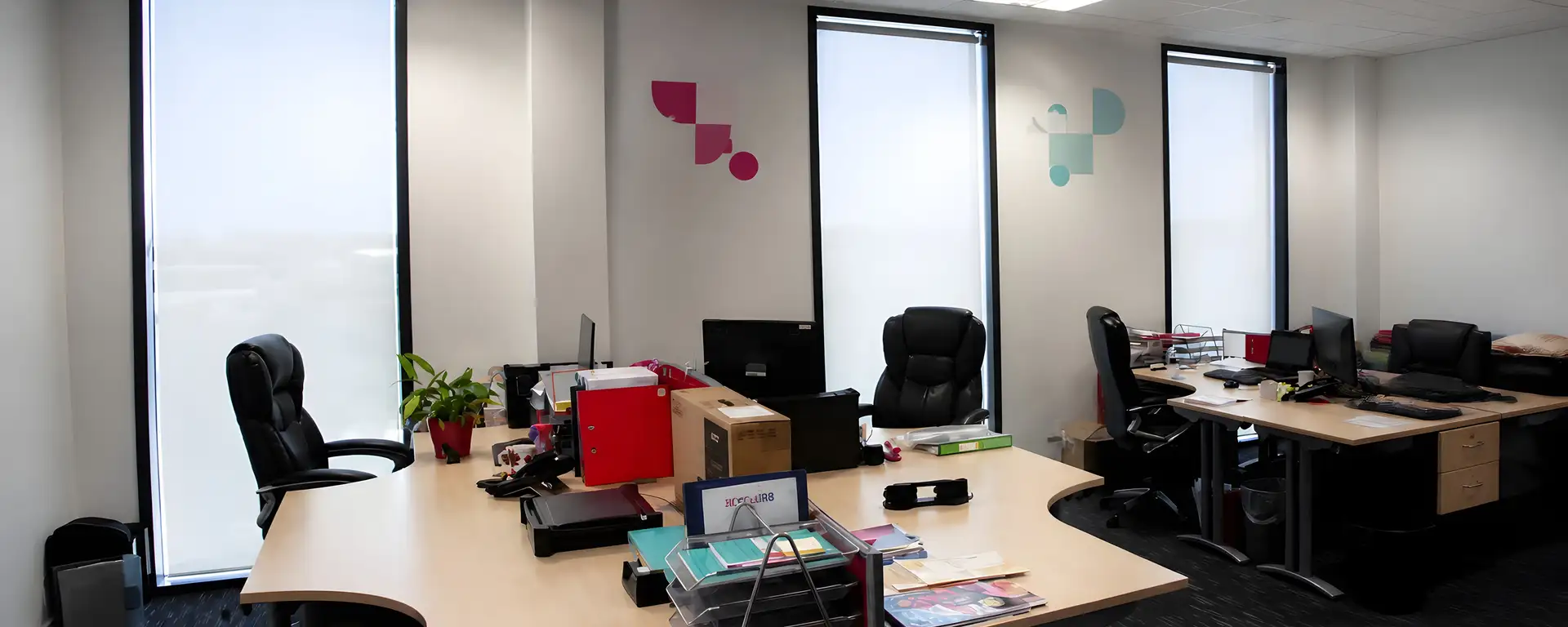 Screen roller blind fitted in an XCellR8 laboratory window